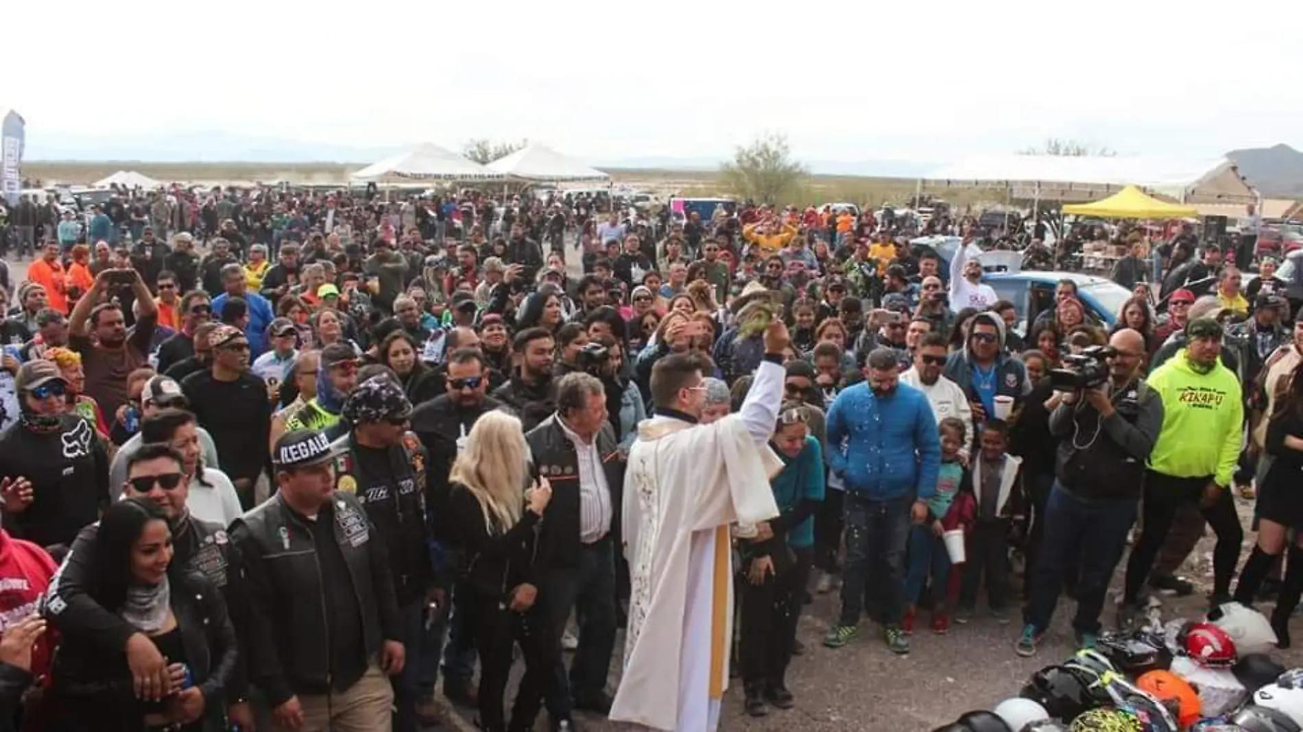 19 Encabeza el alcalde la bendición de cascos